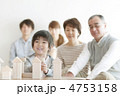 積み木で遊ぶ孫と家族 積み木で遊ぶ孫と家族