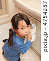 手を拭く3才の女の子