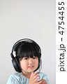 ヘッドホンをつけて音楽を聴く女の子