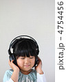 ヘッドホンをつけて音楽を聴く女の子