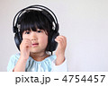 ヘッドホンをつけて音楽を聴く女の子