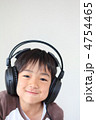 ヘッドホンをつけて音楽を聴く笑顔の男の子