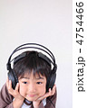 ヘッドホンをつけて音楽を聴く男の子