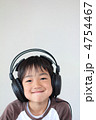 ヘッドホンをつけて音楽を聴く笑顔の男の子