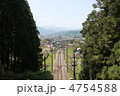 木々の間を通る線路