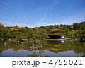 飛行機雲と京都の名所金閣寺