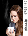 コーヒーカップを持った女性