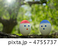 新緑の中に玉子で作ったキャラクター