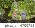 新緑の中に玉子で作ったキャラクター