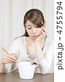 カップラーメンを食べる女性