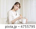 カップラーメンを食べる女性