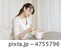 カップラーメンを食べる女性