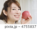 りんごを持って笑顔の女性