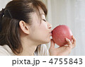リンゴにキスする女性