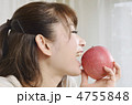 リンゴを食べる女性