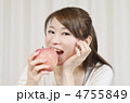 リンゴを食べる女性