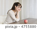 林檎を見て微笑む女性