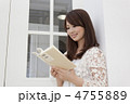 楽しそうに本を読む女性