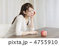 林檎を持って悲しげな女性
