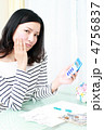家計簿をつける女性