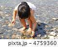 川遊びをする女の子