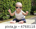 サングラスをかけた2歳の男の子