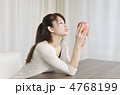 林檎を見つめる女性