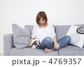 リビングでくつろぐ女性