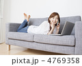 リビングでくつろぐ女性