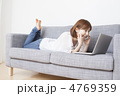 リビングでくつろぐ女性