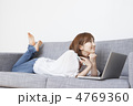 リビングでくつろぐ女性