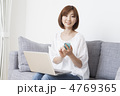 リビングでくつろぐ女性