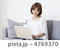 リビングでくつろぐ女性