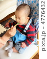 離乳食を食べる幼児