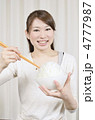 大盛御飯を食べる女性