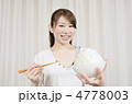 大盛御飯を食べる女性