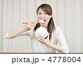 大盛御飯を食べる女性