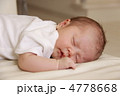 寝る新生児