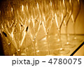 落ち着いた光に照らされて並ぶワイングラス