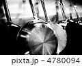 厨房に並んだフライパン 厨房に並んだフライパン