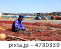 漁師（底建て網の修復作業）