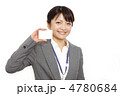 名刺と女性社員　モデル：大友　歩
