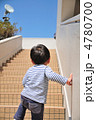 階段を昇る男の子