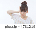 考える若い女性