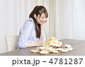 おやつの山に喜ぶ女性