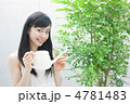 木に水をあげる女性