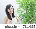 木に水をあげる女性