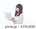 パソコンと若い女性