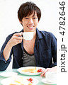 朝食中の若い男性