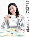 朝食をとる若い女性